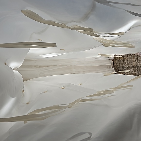 Size 4 ivory Satin trumpet wedding dresses with godet pleats, like new condition - Picture 12 of 16